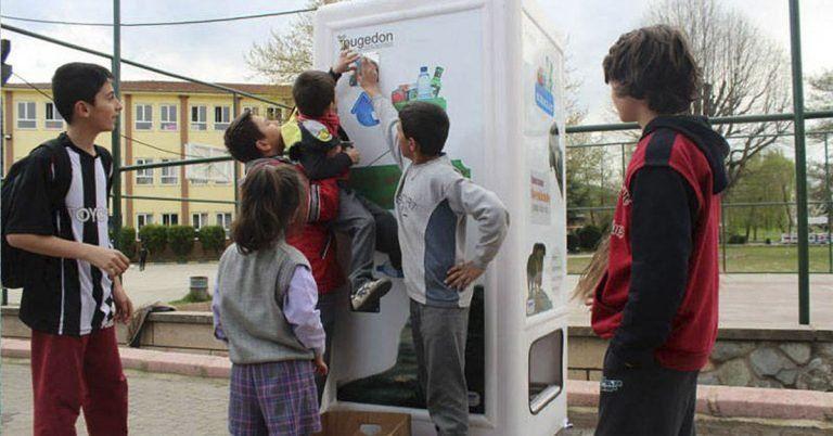 Автомат, который сам кормит бездомных животных! Гениальное изобретение в Стамбуле