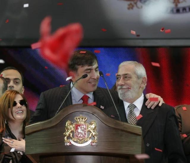 Вахтанг Кикабидзе и Михаил Саакашвили. Фото из свободного доступа.